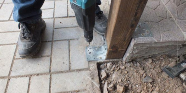 In einem Betonuntergrund befestigen